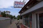 Mini Tesco je i na Srí Lance. Ceny jsou tam ale nejvyšší z celého města.