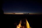 Svítání z vrcholu Sri Pady. Dole svítí ubytovny hlídačů a správců chrámu.