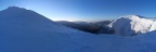 Panorama vrcholu Sněžky s obřím dolem.