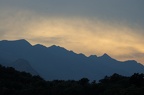 Vrcholky Alp při západu Slunce.