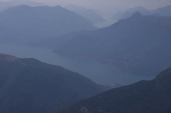 V dálce za jezerem Como je vidět část Lago di Lugano.