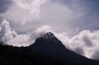 Sri Pada (Adam's peak), dále také sinhálsky Samanalakanda - සමනළ කන්ද "butterfly mountain".