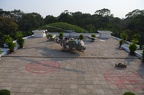 Na střeše paláce sjednocení (vyznačeny jsou dopady bomb VietCongu).