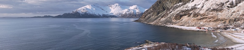 Fjord se zátokou u vesničky Grøtfojrd. Na klik větší rozlišení.